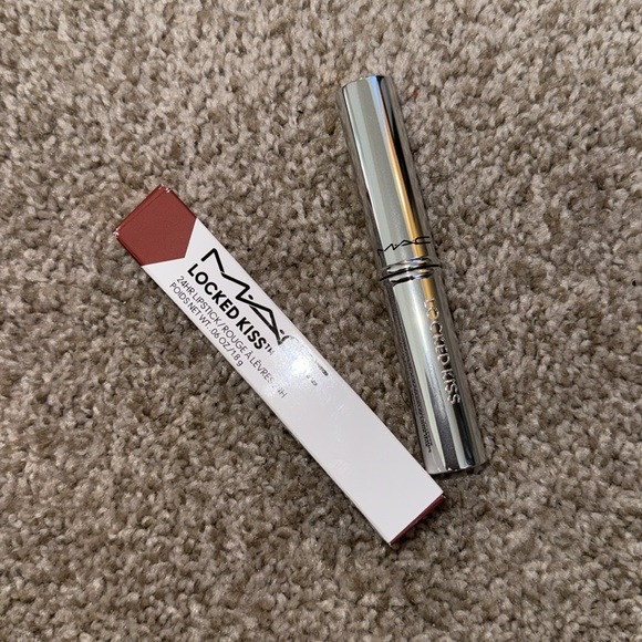 MAC Locked Kiss 24HR Lipstick Extra Chili - Picture 8 of 11